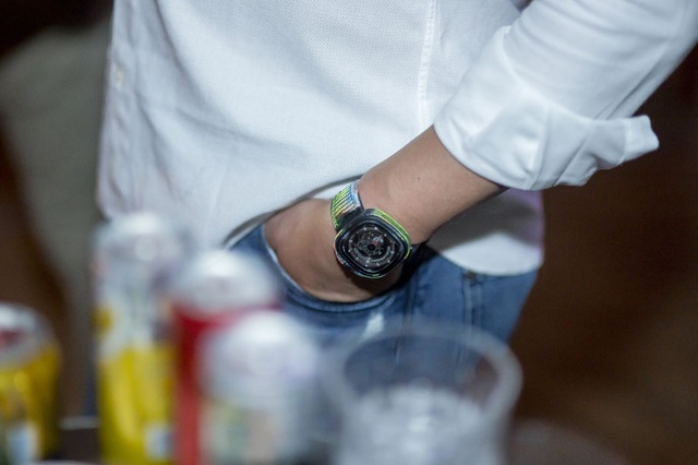 Ông chủ SevenFriday hội ngộ người yêu đồng hồ tại Sài Gòn - 3 Từ bỏ tất cả để khởi nghiệp ở tuổi 40, Daniel Niederer đã mang đến một cuộc cách mạng cho ngành đồng hồ, đặc biệt ở phân khúc tầm trung. Trong bữa tiệc anh đeo 1 chiếc P3-1 được nghệ sĩ Rocketbyz vẩy màu tạo nên diện mạo khác hoàn toàn.