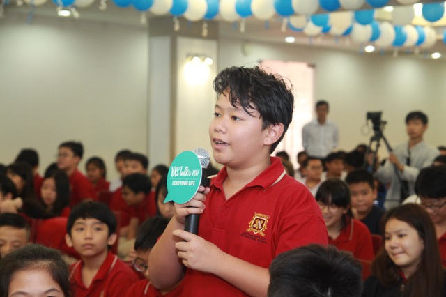 Câu chuyện của cô gái tốt nghiệp đại học năm 19 tuổi - 3 Học sinh VAS hào hứng giao lưu với các diễn giả.
