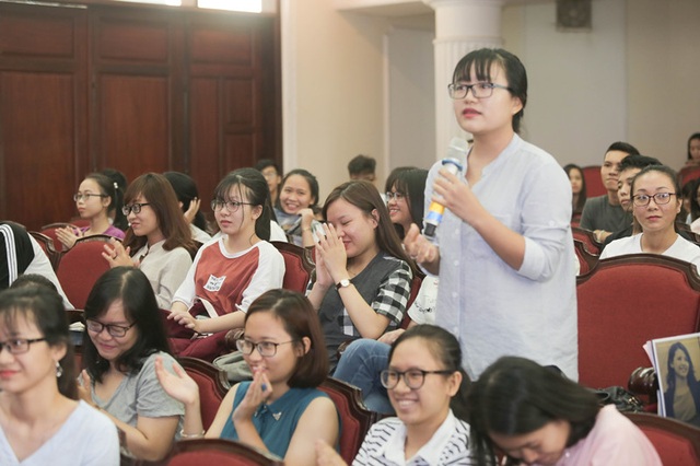 Chuyên gia Phạm Chi Lan: “Sinh viên Việt thiếu nhất sự tự tin giao tiếp” - 3 Sinh viên hào hứng đặt câu hỏi với các vị khách mời.