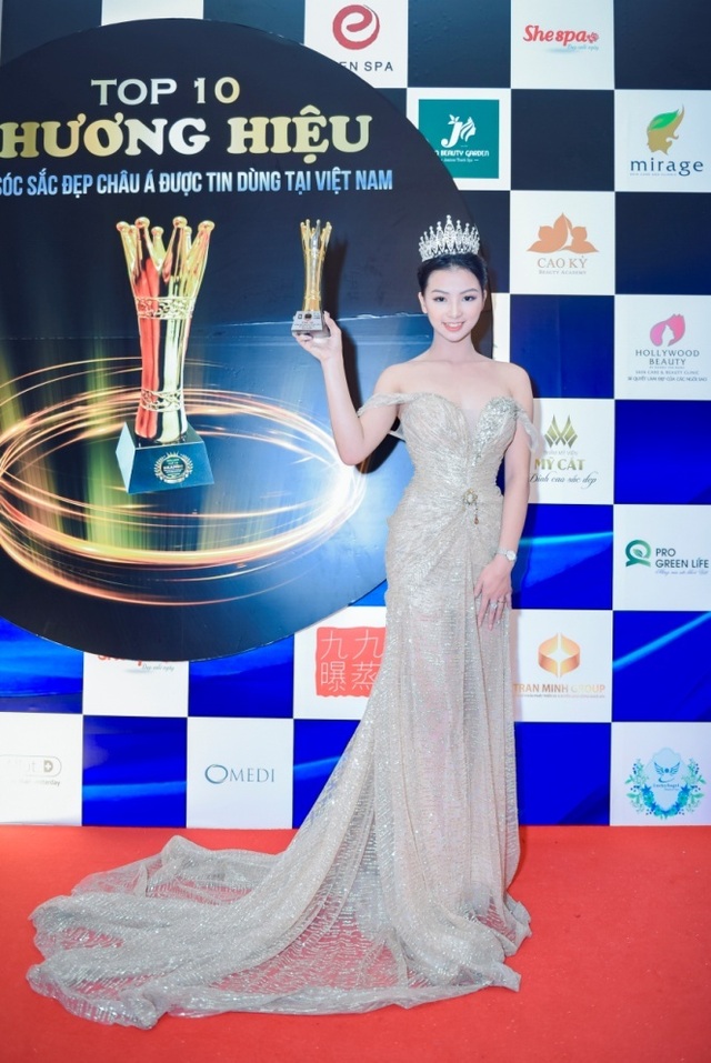 Nữ doanh nhân 21 tuổi được vinh danh trong lễ tôn vinh doanh nhân Sắc - Tâm - Tài 2017 - 3 Nữ doanh nhân 21 tuổi được vinh danh trong lễ tôn vinh doanh nhân Sắc - Tâm - Tài 2017 - 3