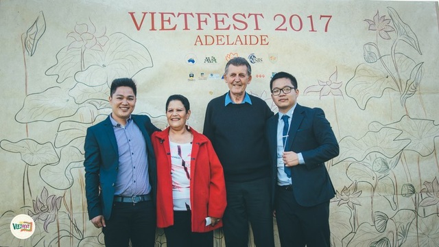 Bạn trẻ Việt trình diễn áo dài, nhảy sạp, hát quan họ ở Adelaide - 2
Ông bà Hamilton - cựu cựu thành viên Quốc Hội bang Nam Úc chụp ảnh cùng chủ tịch Hội sinh viên (bên trái).