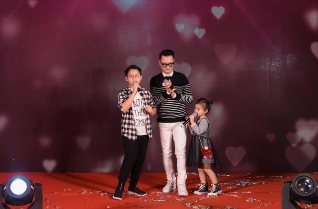 Hoàng Bách trở thành đại sứ chiến dịch cho thương hiệu du lịch Singapore - 3 3 bố con Hoàng Bách biểu diễn rất dễ thương tại họp báo ra mắt Thương hiệu Truyền thông mới của Tổng cục Du lịch Singapore
