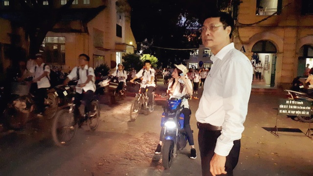 Thầy hiệu trưởng nhiều năm đứng chào học sinh mỗi sớm - chiều - 5 Thầy hiệu trưởng nhiều năm đứng chào học sinh mỗi sớm - chiều - 5