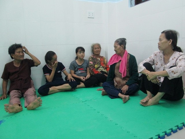 TPHCM lần đầu tổ chức sơ tán dân vùng ven biển để tránh bão - 4 Nhiều người già được vận động, di tản đến trường học để trú bão