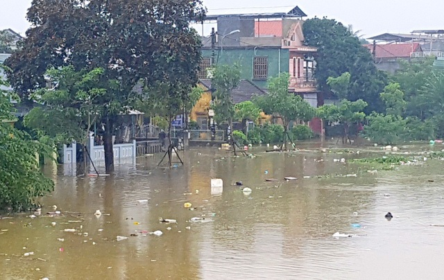 Hàng trăm nhà dân đang bị cô lập trong nước lũ - 9 Nhiều hộ dân ở bờ bắc sông Hương vẫn chìm trong nước lũ