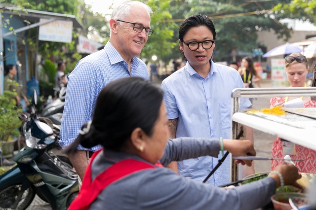 Thủ tướng Úc lần đầu thưởng thức bánh mì ở Đà Nẵng - 2
Thủ tướng Turnbull cũng cho biết việc các mặt hàng nông nghiệp xuất khẩu của Úc được sử dụng trong các món ăn tiêu biểu của Việt Nam là sự kết hợp tuyệt vời. Ở Châu Á, Úc được xem là một trong những quốc gia cung cấp thực phẩm tin cậy và chất lượng cao.