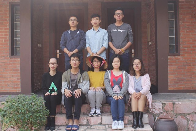 Câu chuyện nghị lực vươn lên nữ sinh Kinh tế quốc dân đam mê marketing - 3
Tấm ảnh Nhi chụp cùng những người bạn trong cuộc thi, khi tham gia vòng Thử thách Nhà chung
