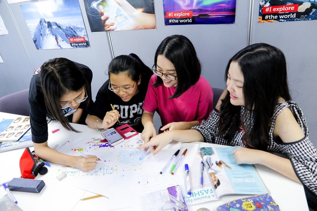 Con được gì khi học tiếng Anh trong trường đại học quốc tế? - 3
Hình ảnh lớp học và hoạt động của học sinh tham gia chương trình.