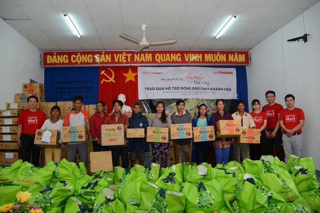 600 phần quà cứu trợ từ Lotte Mart đã đến với bà con cùng bão lũ Khánh Hòa, Phú Yên - 3 LOTTE Mart và báo Khánh Hòa trao tặng quà cho bà con tại xã Suối Cát, Huyện Cam Lâm, tỉnh Khánh Hòa