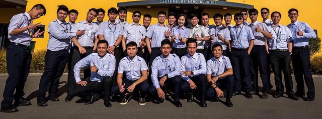 Chắp cánh “ước mơ bay” cho các bạn trẻ - 3 Các học viên phi công của Trung tâm Huấn luyện Bay, Vietnam Airlines đang theo học khóa đào tạo lái máy bay ở nước ngoài.