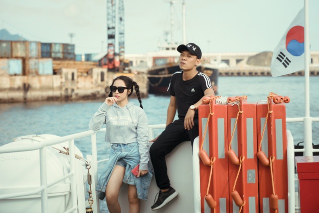 Hai địa danh du lịch Hàn Quốc yêu thích của sao Việt - 3 Các hoạt động trên đất liền tại đảo JeJu cũng thú vị không kém. May mắn được xếp vào team sang chảnh trong ngày cuối cùng, cặp đôi chân dài siêu mẫu Yoon Trần và Ngọc Anh đã được trải nghiệm hai môn thể thao đường đất: phi ngựa trên thảo nguyên xanh và đua xe tốc độ Buggy.