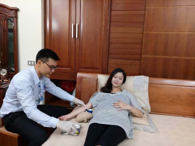 25 xét nghiệm thai kỳ mẹ bầu không nên bỏ qua - 3 - Xét nghiệm nội tiết tố gồm FSH, LH, E2, Prolactin, Progesterone, Testosterone: Ngoài chức năng đánh giá nội tiết tố của buồng trường, xét nghiệm còn chẩn đoán và điều trị hiếm muộn như vô kinh, kinh nguyệt không đều… Khi mang thai, mẹ bầu được chỉ định làm xét nghiệm nội tiết khi có dấu hiệu sảy thai, thai phát triển không tốt khi dưới 16 tuần tuổi.