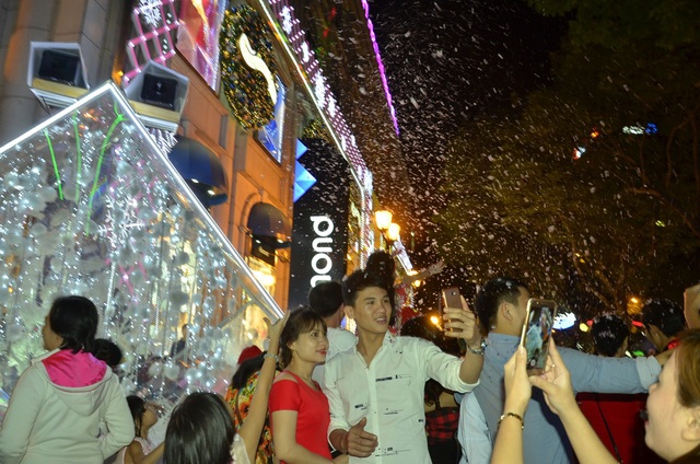Rộn ràng đêm Noel khắp cả nước - 4 Nhiều bạn trẻ háo hức chụp hình với tuyết nhân tạo