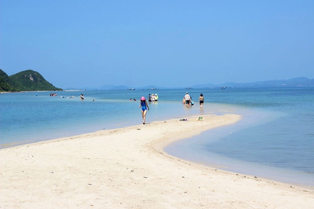 Check-in tại “thiên đường sống ảo” hot nhất Việt Nam - 11 Đi bộ trên con đường giữa biển.