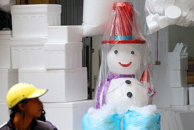 “Nặn” người tuyết, nghề độc lạ ở Thủ đô mùa Noel - 11 “Nặn” người tuyết, nghề độc lạ ở Thủ đô mùa Noel - 11