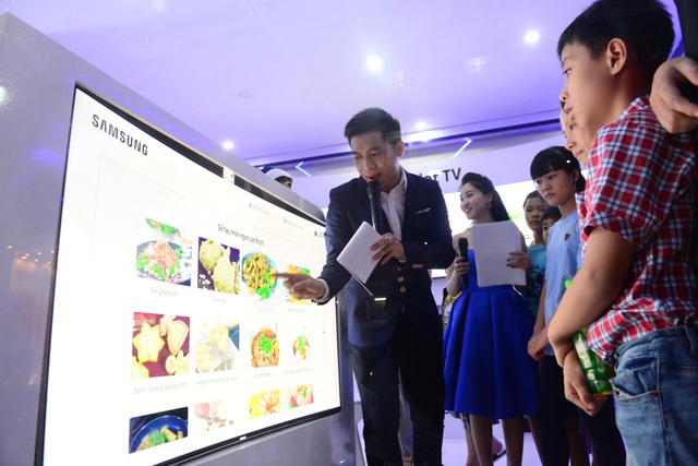 Người dân Sài Gòn, Hà Nội tưng bừng chào đón năm mới 2017 - 4 Không dừng lại ở việc tham quan, các trò chơi tương tác cùng Smart TV cũng thu hút nhiều sự chú ý. Người xem có dịp trải nghiệm những ứng dụng thiết thực cho cả nhà như Fim+, “Bếp nhà ăn ngon” với hàng trăm công thức nấu ăn cho gia đình, ứng dụng “365 ngày khỏe đẹp” giúp giữ dáng suốt năm.