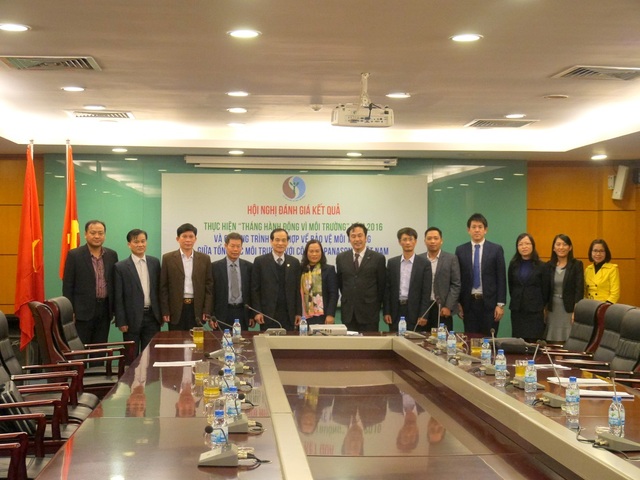 Đại diện Panasonic Việt Nam và Tổng cục môi trường chụp ảnh kỷ niệm kết quả 1 năm ký Thỏa thuận hợp tác về bảo vệ môi trường.
