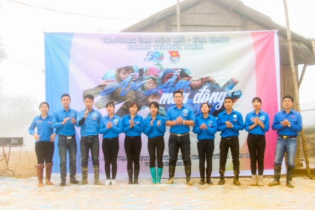 Hành trình đầy ý nghĩa của Đoàn Thanh niênTrường ĐH Mỏ - Địa chất tại xã Chế tạo - Mù Cang Chải - 4
Tiết mục biểu diễn văn nghệ của các bạn sinh viên tình nguyện Trường Đại học Mỏ - Địa chất