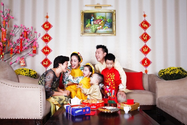 Bí quyết để có mùa Tết an toàn cho cả gia đình - 4 Gia đình cùng chơi đùa và thưởng thức bánh ngọt ngày đầu xuân