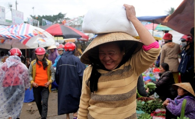Chợ quê nhộn nhịp, người dân đội mưa mang hương sắc Tết về nhà - 13 Chợ quê nhộn nhịp, người dân đội mưa mang hương sắc Tết về nhà - 13