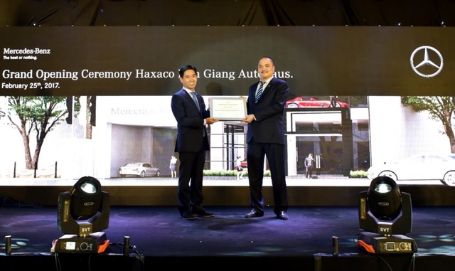 Đại lý thứ 13 của Mercedes-Benz tại Việt Nam chính thức lộ diện - 4 Ông Choi Duk Jun, Giám đốc Điều hành khối xe du lịch Mercedes-Benz tại Việt Nam (trái) trao bằng chứng nhận cho đại diện Haxaco