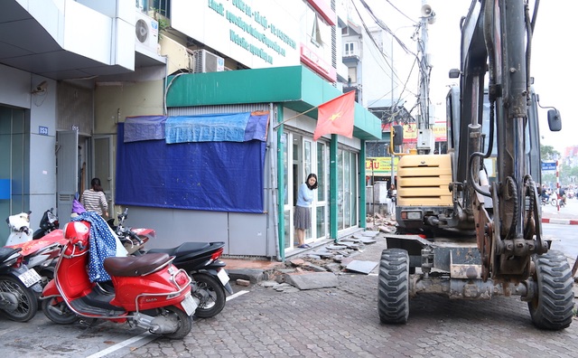 Muôn kiểu "chế" bậc tam cấp trên vỉa hè của người Hà Nội - 13 Một căn nhà tạm mới được xây dựng thêm trên phố Xã Đàn, mặt tiền ăn ra phía đường nhiều nhưng không bị phá bỏ. Cơ quan chức năng cho rằng phần xây thêm của căn nhà này vẫn nằm trong diện tích sổ đỏ.