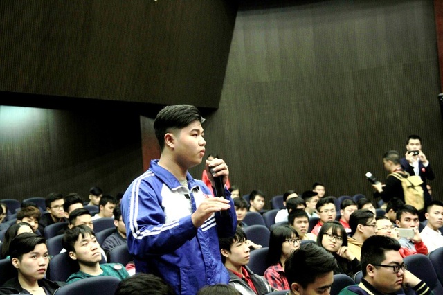 Người trẻ Việt nên chọn ngành gì để có lương 2.000USD? - 4 Học sinh đưa ra câu hỏi cho diễn giả mong được giải đáp.