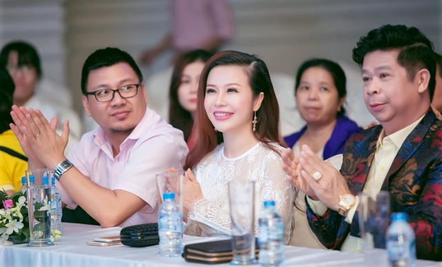 Hoa khôi Lan Phương tích cực tham gia các hoạt động thiện nguyện - 4 Hoa khôi Lan Phương, Ông Huy – Phó tổng giám đốc tập đoàn Hoa Sen