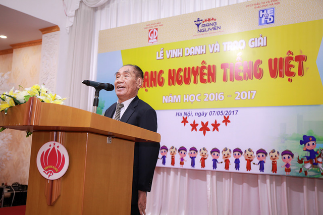 “Trạng Nguyên Tiếng Việt” toàn quốc dành 1 giờ mỗi ngày học tiếng mẹ đẻ - 4 Nhà giáo ưu tú Nguyễn Ngọc Ký giao lưu cùng các em thiếu nhi.