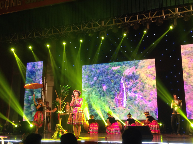 Tiết mục “Giặc đói” giành quán quân đêm chung kết AOF’s Got Talent - 4
Tiết mục hòa tấu nhạc cụ dân tộc “Phiên chợ ngày xuân – Gặp nhau giữa rừng mơ” do sinh viên Bùi Thị Diễm thể hiện.