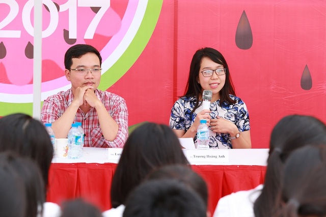 5 điều cần lưu ý khi ôn thi THPT quốc gia giai đoạn "nước rút" - 4
Cô giáo Trương Hoàng Anh và thầy giáo Lưu Huy Thưởng giải đáp thắc mắc của học sinh ở trại Toán - Ngữ văn - Tiếng Anh