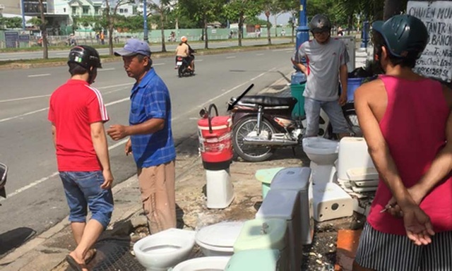 Nghề "độc" Sài Gòn: 25 năm tân trang bồn cầu bán cho người nghèo - 5 Ông Quyện giới thiệu sản phẩm với khách hàng.