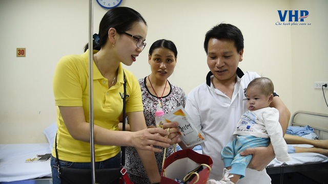 Tết thiếu nhi: “VHPGroup - Thắp sáng nụ cười em” - 5 Bố mẹ các em rất ngạc nhiên và cảm động khi nhận được sự quan tâm, thăm hỏi từ CBNV VHP Group