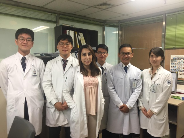May mắn cho ai được đi thực tập tại ĐH Yonsei - 4
Lâm Hoàng Phúc ( ở giữa hàng trên), Phạm Minh Trí (ngoài cùng bên phải, hàng dưới) cùng các sinh viên YU