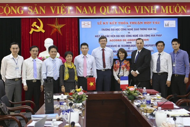 Tiến sĩ trẻ bỏ lương 54.000 Euro/năm về Việt Nam dạy học - 4
Giảng viên trẻ Lê Nguyên Khương (trái, ngoài cùng) là nhân tố thúc đẩy hợp tác quốc tế ở ngôi trường anh đang công tác.