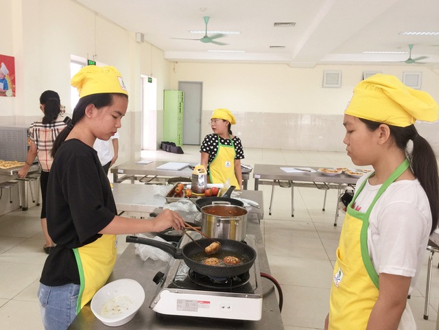 Vào hè, học sinh tiểu học hóa “đầu bếp nhí” - 4 Các em được hướng dẫn nguyên tắc đảm bảo an toàn khi vào bếp.