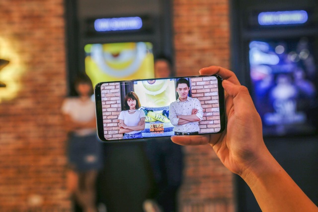 Cuộc sống thay đổi như thế nào từ khi có Galaxy S8? - 4 Bạn Lê Huỳnh Khoa (sơ mi trắng) là một trong những tín đồ sáng tạo với Galaxy S8. Tấm ảnh ăn theo bộ phim “Kẻ trộm mặt trăng 3” của anh chàng hút rất nhiều “like” trên mạng xã hội.