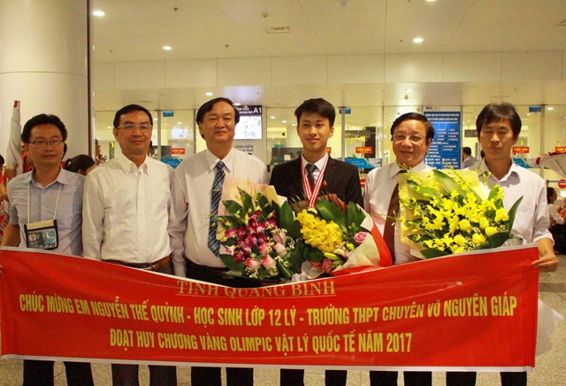 Nam sinh giành “cú đúp” HCV Vật lý Quốc tế ước mơ vào trường số 1 Mỹ - 4 Đại diện nhà trường và Sở GD-ĐT Quảng Bình ra sân bay Nội Bài đón “chàng trai vàng Vật lý” Nguyễn Thế Quỳnh.
