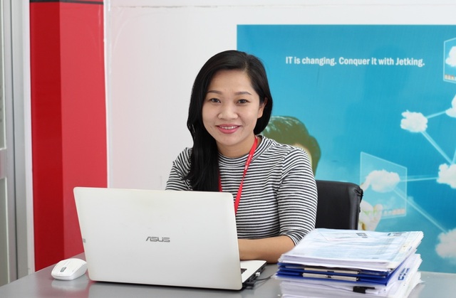 14h chiều ngày 28/7, tư vấn: Cơ hội trở thành Kỹ sư An ninh Mạng cho bạn trẻ tốt nghiệp THPT - 4 Bà Đinh Thị Tuyết Trinh - Trưởng phòng Quan hệ doanh nghiệp và Giới thiệu việc làm - Viện Đào Tạo Quốc Tế FPT.