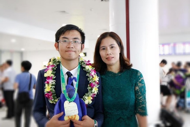 Phạm Nam Khánh - Chặng đường mơ ước đến Olympic Toán Quốc tế 2017 - 2
Niềm vui của mẹ Nam Khánh khi con trở về.