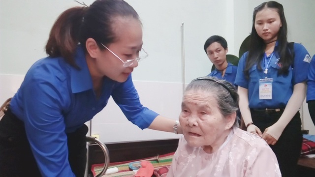 Tuổi trẻ Bình Định, Huế với truyền thống “Uống nước nhớ nguồn” - 5 Đoàn thăm các người cao tuổi ở Trung tâm Điều dưỡng chăm sóc người có công với Cách mạng