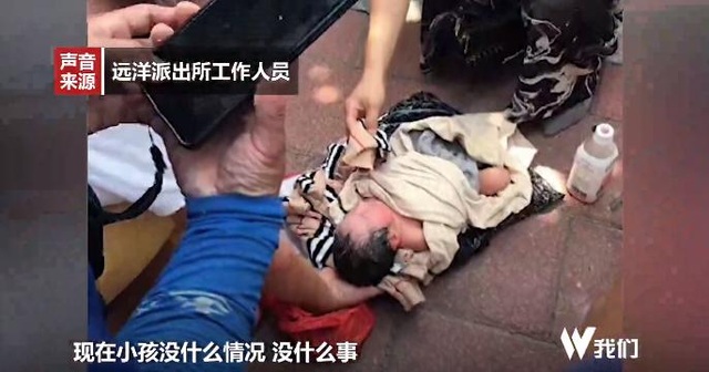 Rúng động mẹ quấn con trong túi ni lông, gửi tới trại mồ côi bằng chuyển phát nhanh - 4 Rất nhiều người đã xúm lại vì tò mò