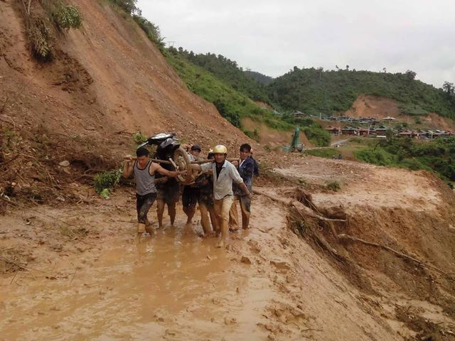 “Thót tim” cung đường mùa tựu trường của thầy cô giáo vùng cao - 4 Thầy cô vác xe qua đường bùn lầy lội.
