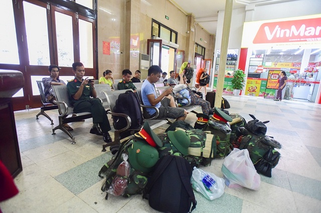 Hà Nội: Cận cảnh nhà ga trăm tuổi trước đề xuất di dời ra khỏi nội đô - 7
Một góc nhà chờ của ga. Ga Hà Nội nhộn nhịp nhất vào ban đêm, từ khoảng 3h-6h sáng, trong khi các tuyến từ miền Nam về ga nhiều vào ban ngày.