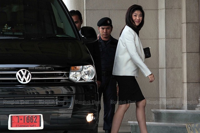 Yingluck Shinawatra: Người liên tục khiến chính trường Thái Lan "dậy sóng" - 5
Bà Yingluck rời khỏi chiếc xe mới của mình vào ngày 19/8/2011. Số “62” trên biển số xe là kết quả giải độc đắc trong lần quay số ngày 16/8 – ngày bà Yingluck bắt đầu làm việc. Ảnh: Bangkok Post