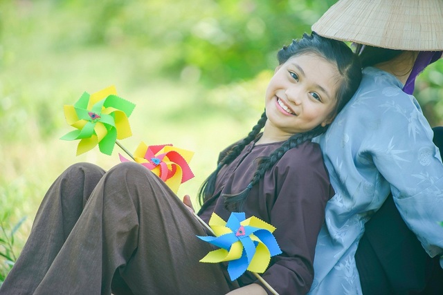 Mùa Vu Lan lắng nghe MV “Mẹ” của giọng ca nhí Võ Khánh Ngọc - 4 Ngoài ra, nhạc sĩ Cao Minh Thu còn chia sẻ: “Ca khúc “Mẹ” là lời tự vấn, hối lỗi của đứa con vô tâm khiến mẹ buồn đau. Tôi mong rằng, những ai còn mẹ, hãy dành hết tình thương, sự quan tâm và tấm lòng hiếu thảo của mình để báo đáp ơn nghĩa sinh thành của “người đã cho ta một đời” ấy. Còn với những ai không còn mẹ, đây sẽ là tiếng lòng mà tôi có thể cùng họ, dành cho mẹ những lời sám hối đến nơi thiên đường để có thể được thứ tha và mãi bên người mẹ dấu yêu của mình.”