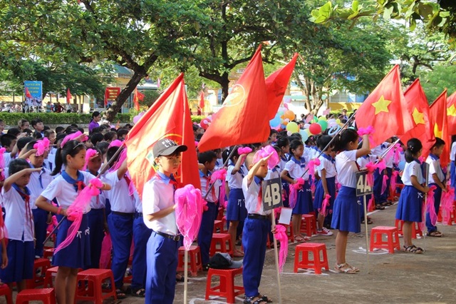 Rộn ràng lễ khai giảng năm học mới trên mọi miền Tổ quốc - 56 Học sinh tiến hành lễ chào cờ
