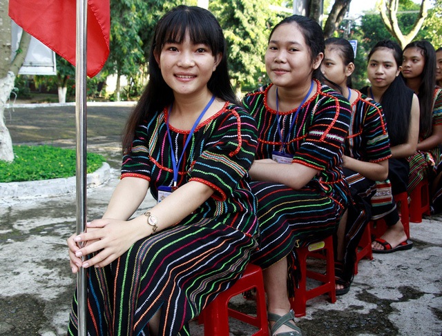 Nụ cười rạng rỡ của học sinh dân tộc thiểu số trong lễ khai giảng - 9 Vui tươi trong lễ khai trường