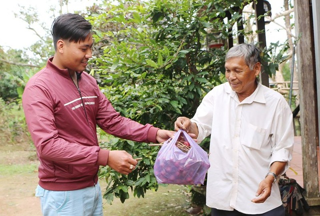 Nhãn tím "độc nhất vô nhị" miền Tây: Nhìn là mê, sờ là thích - 5
Anh Trung Thành Trọng cho biết: “Lần đầu tôi thấy cây nhãn có màu tím độc đáo này. Bề ngoài nó rất đẹp, ăn vào có vị như các giống nhãn bình thường khác”.