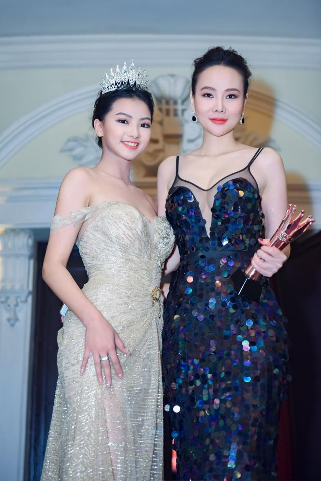 Nữ doanh nhân 21 tuổi được vinh danh trong lễ tôn vinh doanh nhân Sắc - Tâm - Tài 2017 - 4
Nhật Anh và Á hậu Dương Yến Ngọc cùng được vinh danh